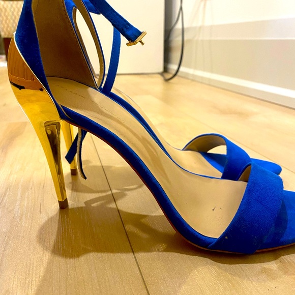 These heels are blue suede with a gold heel. Size 40. Good condition! - Picture 1 of 3